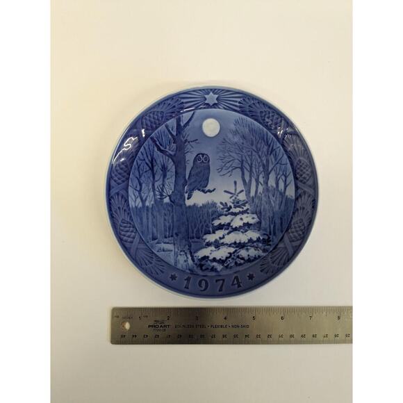 Vintage 1974 Royal Copenhagen 'Winter Twilight' 'Vinterskumring' Plate - Picture 2 of 4